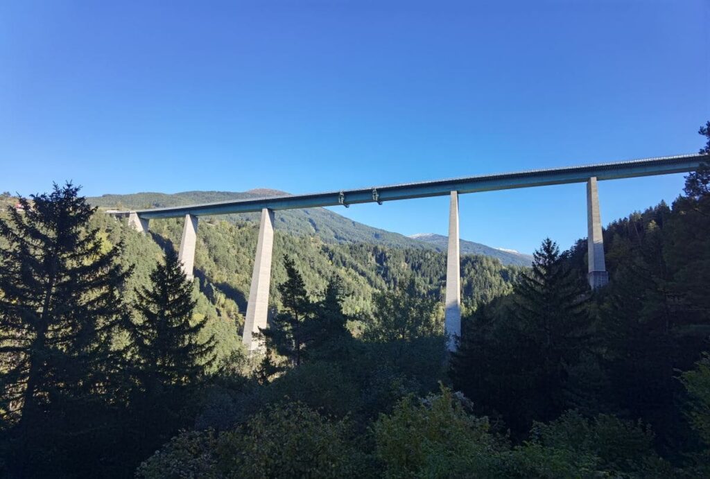 Die Europabrücke ist ein Teil der Brennerautobahn - hier vom Brennerpass gesehen