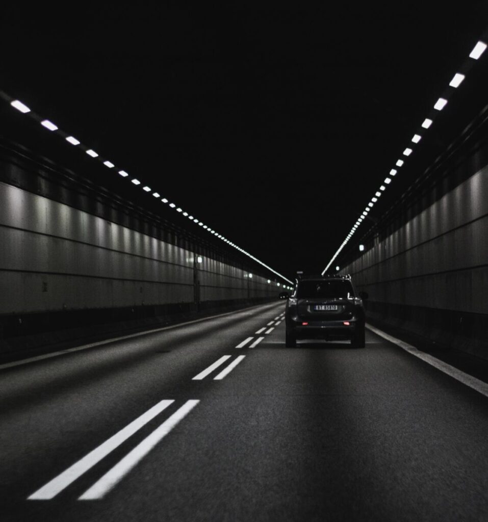 Für die Fahrt durch den Tunnel mußt du die Arlbergtunnel Maut bezahlen