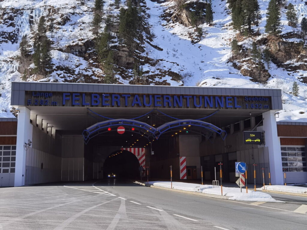 Die Einfahrt in den Felbertauerntunnel - von Salzburg nach Tirol