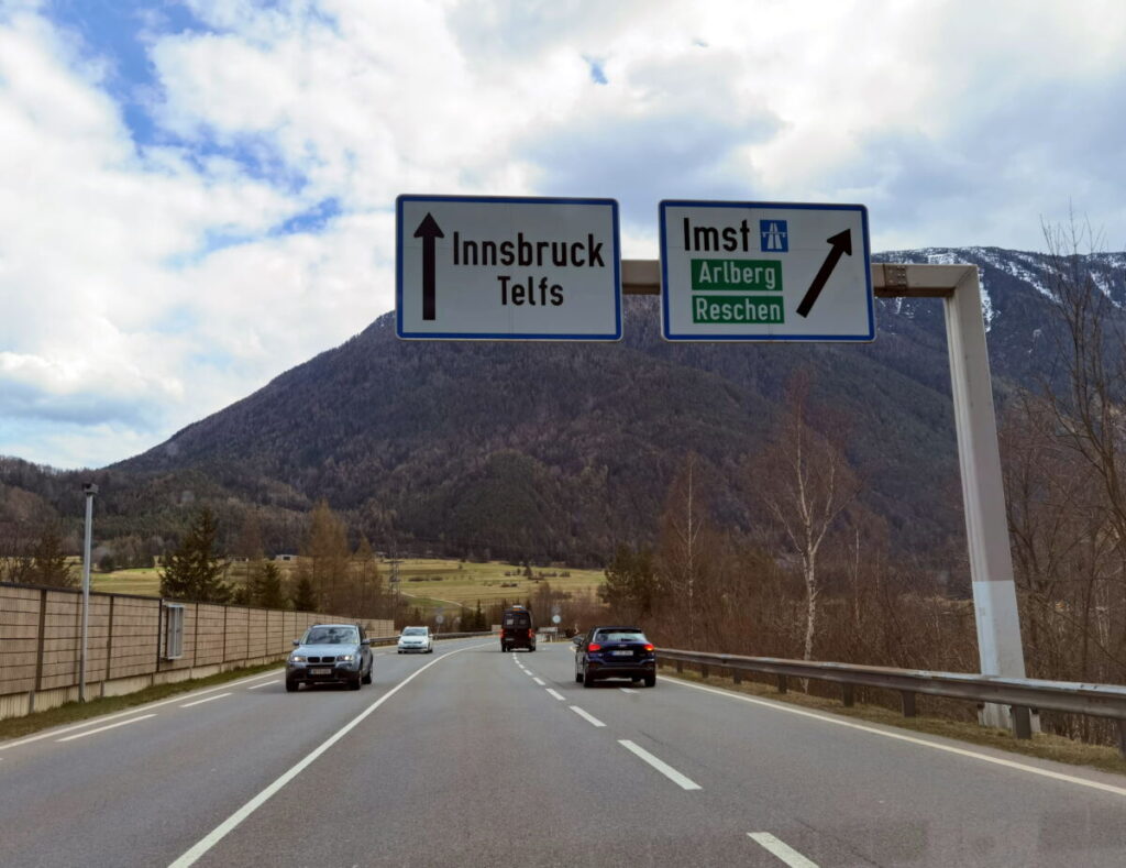 Abzweigung auf der Fernpassstraße B179 - hinter dem Fernpass geht es von Nasserreith in Richtung Arlbergtunnel und Reschenpass