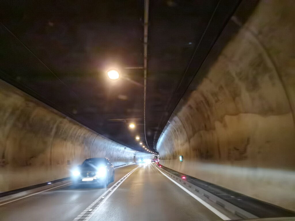 Achtung Gegenverkehr im Lermooser Tunnel! 