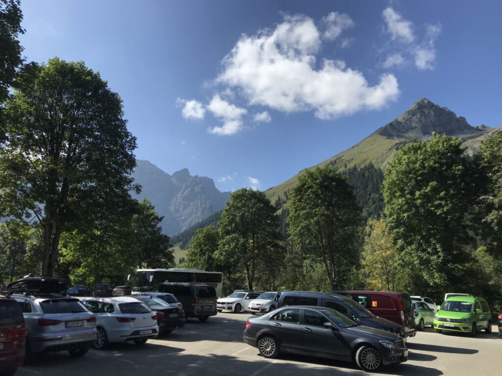 An diesem Parkplatz endet die Mautstraße Eng, direkt am Ahornboden