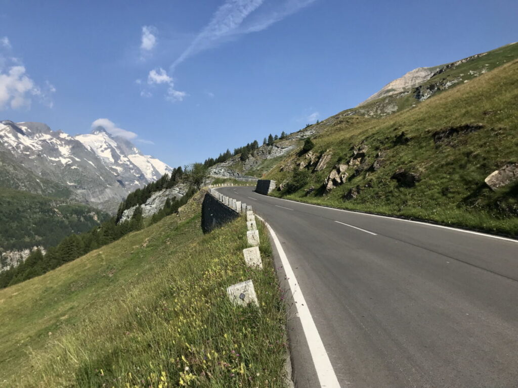 Von der Großglockner Hochalpenstraße siehst du links den Großglockner, höchster Berg in Österreich