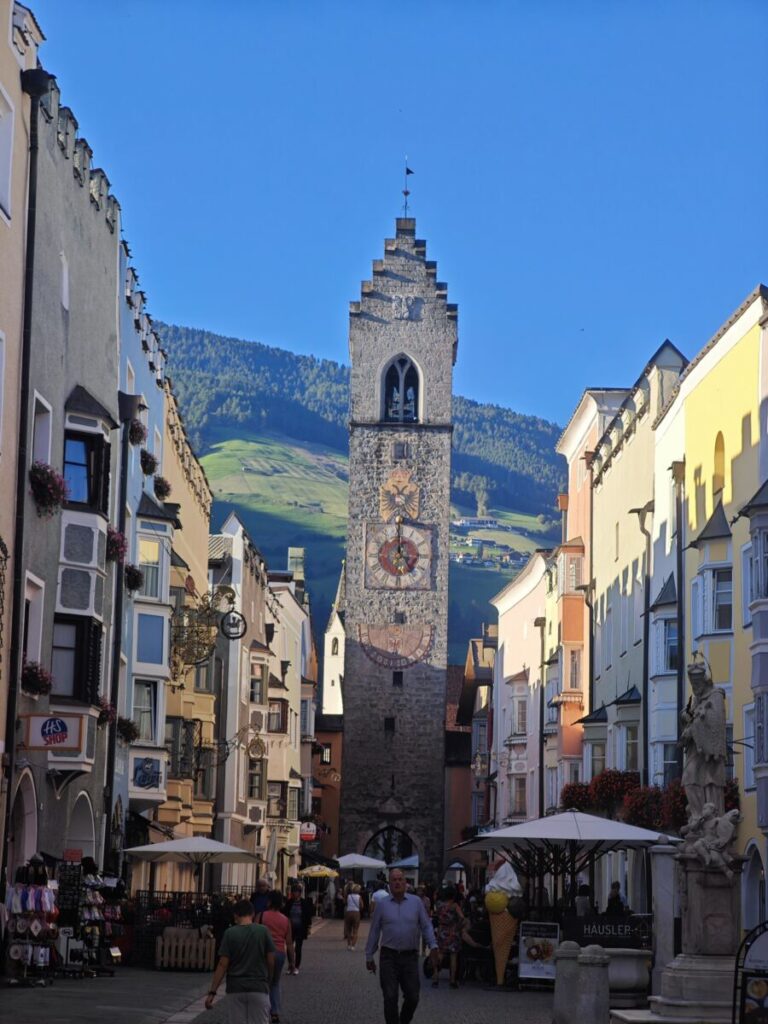 Die sehenswerte Altstadt von Sterzing liegt direkt am Brennerpass